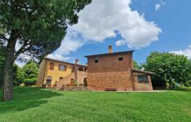 Villa with annexe and garden for sale in Valdichiana Tuscany for 890,000 €