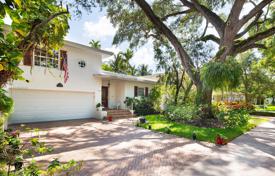 Cozy cottage with a backyard, a recreation area and a garage, Coral Gables, USA for 725,000 €
