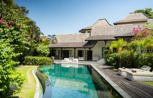 6-bedroom villa 600 m² in Jalan Umalas for $1,800,000