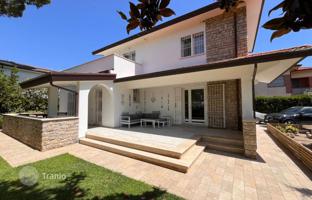 Two-storey villa with a garden near the sea in Forte dei Marmi, Tuscany, Italy for 2,750,000 €