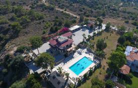 Fabulous villa with 5 bedrooms, swimming pool and large plot for 4,112,000 €