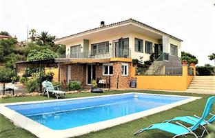 Villa with two independent apartments, a swimming pool and a view of the mountains in one of the best areas of Lloret de Mar, Spain for 429,000 €