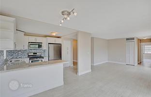 2-bedroom apartments in condo 99 m² in Miami Beach for $455,000