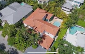 Spacious villa with a pool and a terrace, Key Biscayne, USA for $3,100,000