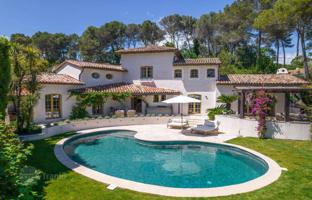 Mediterranean villa with a pool, a cinema room and a wine cellar in Mougins, Côte d'Azur, France for 2,950,000 €
