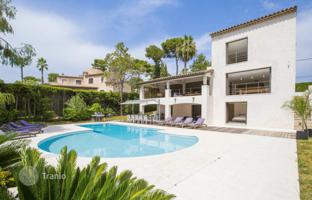 Renovated villa with a pool and a garden in Antibes, Cote d'Azur, France for 2,175,000 €