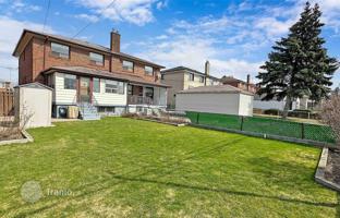 7-bedroom townhouse in North York for 727,000 €