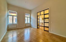 Prestigious historical location. 3-bedroom corner flat for sale two steps away from famous Liberty Square, 1-min walk from the Parliament. for 627,000 €