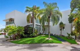 Modern villa with a backyard, a swimming pool, a terrace and a garage, Coral Gables, USA for 4,643,000 €