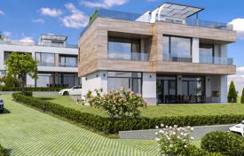 Three-storey house on the first line of the sea for 800,000 €