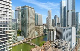 One-bedroom apartment with panoramic views in a high-rise complex, Canary Wharf, London, UK for £670,000
