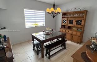 4-bedroom house 306 m² in West End for $800,000