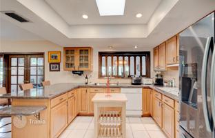 4-bedroom house 268 m² in West End for $736,000