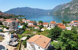 4-bedroom house 200 m² in Risan for 400,000 €