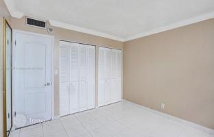 2-bedroom apartments in condo 109 m² in Hallandale Beach for $369,000