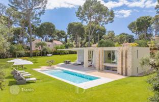 Stylish sunny villa with a pool, a garden and sea views in Antibes, Cote d'Azur, France for 6,490,000 €