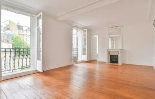 Classic two-bedroom apartment, 16th arrondissement of Paris, France for 880,000 €
