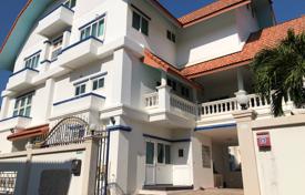 Townhome – North Pattaya, Pattaya, Chonburi,  Thailand for $577,000