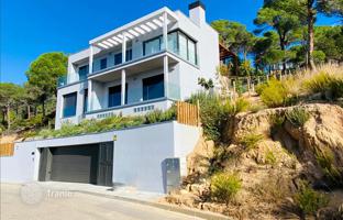 Three-storey villa with a swimming pool and a view of the sea, Lloret de Mar, Spain for 870,000 €