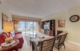 2-bedroom apartments in condo 115 m² in Hallandale Beach for $585,000