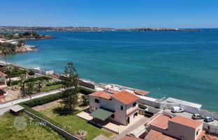3-bedroom villa 230 m² in Carrozziere for 650,000 €
