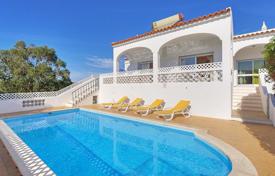 Villa with a swimming pool and a view of the ocean, 300 meters from the beach, Albufeira, Portugal for 3,200 € per week