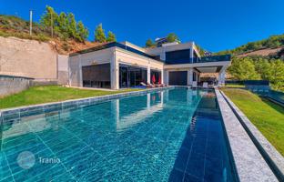 8-bedroom villa 2,500 m² in Kargicak for 194,349,000 TRY