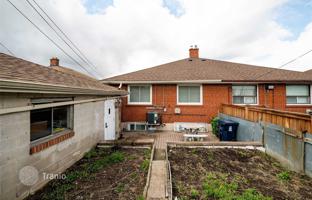 9-bedroom townhouse in North York for C$1,150,000