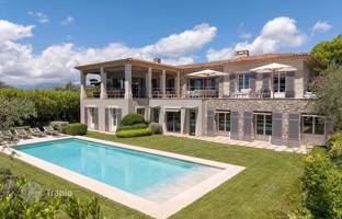 Two-level villa a with pool, a garden and beautiful views in Cannes, Côte d'Azur, France for 13,950,000 €