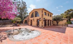 Renovated villa with a garden and a view of the sea in a residence with a swimming pool, Blanes, Spain for 1,950,000 €