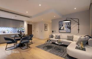 Two-bedroom apartment in a residence with a gym and a garden, in a prestigious area, Hammersmith, London, UK for £898,000