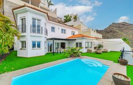 Three-level villa with a pool, a garage and ocean views in Santa Cruz de Tenerife, Spain for 1,390,000 €