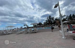 2-bedroom apartments in condo 102 m² in Hallandale Beach for $390,000