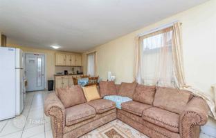 11-bedroom townhouse in Old Toronto for C$2,540,000