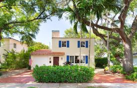 Family cottage with a backyard, a terrace and a garage, Coral Gables, USA for $769,000