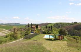 Tuscan farmhouse with swimming pool for sale in Siena, Asciano for 890,000 €