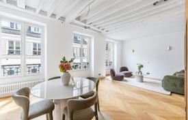 Sunny two-bedroom apartment in an old fashioned building, VII arrondissement of Paris, France for 1,890,000 €
