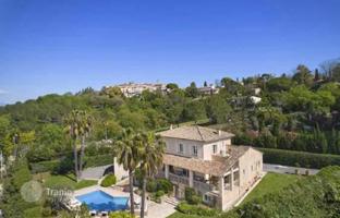 Three-level villa with a pool and a garden in Mougins, Côte d'Azur, France for 2,990,000 €