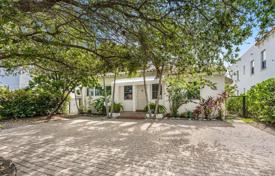 Cozy cottage with a backyard, a recreation area and a garden, Miami Beach, USA for $1,300,000
