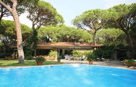 Unique villa with a swimming pool, a garden and a private beach, in the heart of Roccamare, Italy for 14,700 € per week