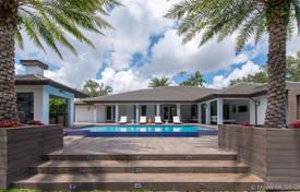 Spacious villa with a garage, a summer kitchen, a swimming pool and a covered terrace, Coral Gables, USA for $3,191,000