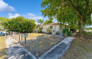 3-bedroom house 139 m² in Hialeah for $400,000