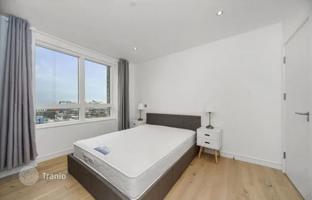 Two-bedroom apartment with a picturesque view in a new residence with a garden, Canary Wharf, London, UK for £628,000