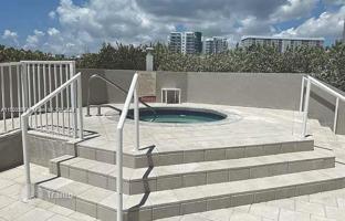 2-bedroom apartments in condo 106 m² in Collins Avenue for $749,000