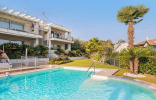 Two-bedroom apartment with lake views and a parking in Padenghe sul Garda, Italy for 810,000 €