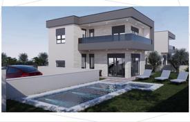 House We are selling a semi-detached villa with a pool and a garage for 730,000 €