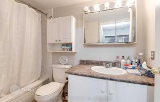 5-bedroom apartment in Bay Street for C$791,000