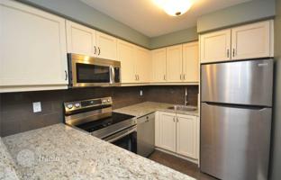 2-bedroom apartment in Lake Shore Boulevard West for C$973,000