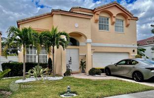 4-bedroom house 255 m² in Pembroke Pines for $890,000
