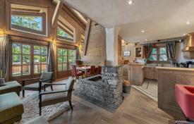 High-quality chalet with a jacuzzi and a picturesque view in the center of Courchevel, France for 6,300,000 €